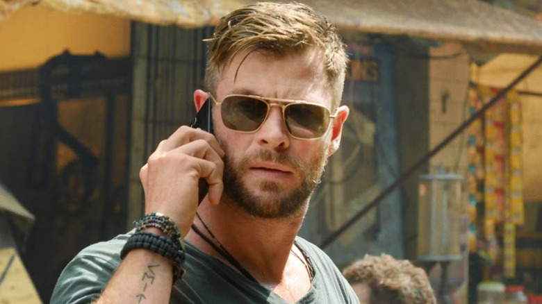 Chris Hemsworth primește un apel pe celula lui în Extraction