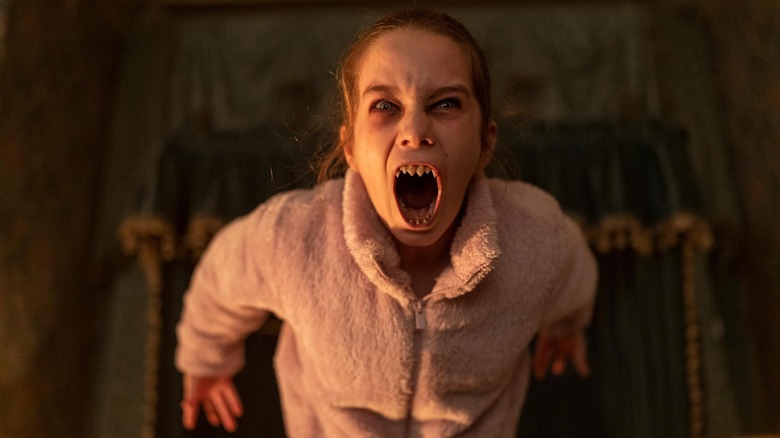 Alisha Weir ca Abigail își scoate colții în Abigail (2024)