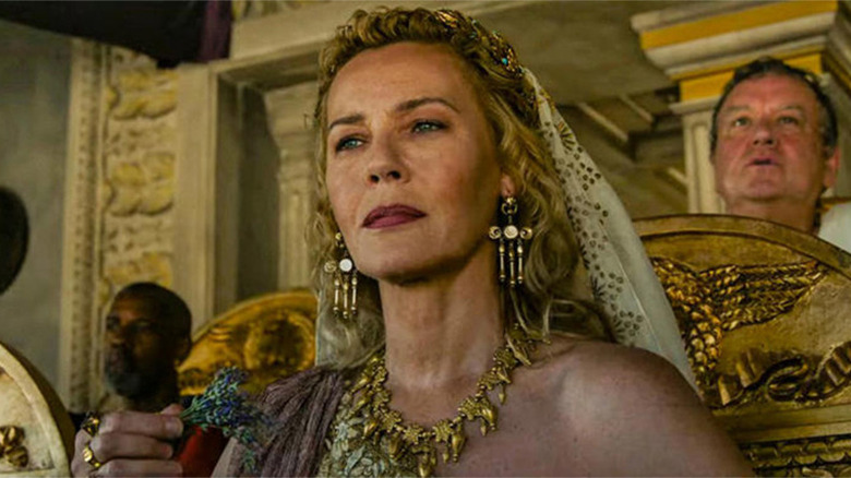 Lucilla se uită la arena Colosseum din scaunul ei de box în Gladiator II