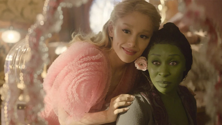 Ariana Grande ca Glinda și Cynthia Erivo ca Elphaba în Wicked uitându-se în oglindă împreună