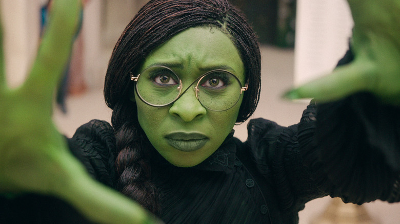 Elphaba, îngrijorat, aruncând o vrajă în Wicked