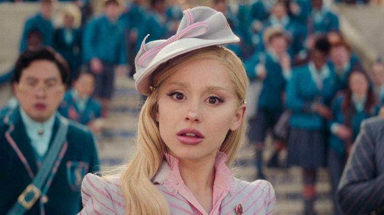 Galinda părând surprinsă în Wicked