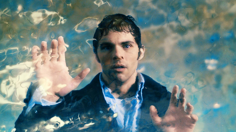 James Marsden ca Arthur atingând un câmp dimensional transparent în The Box