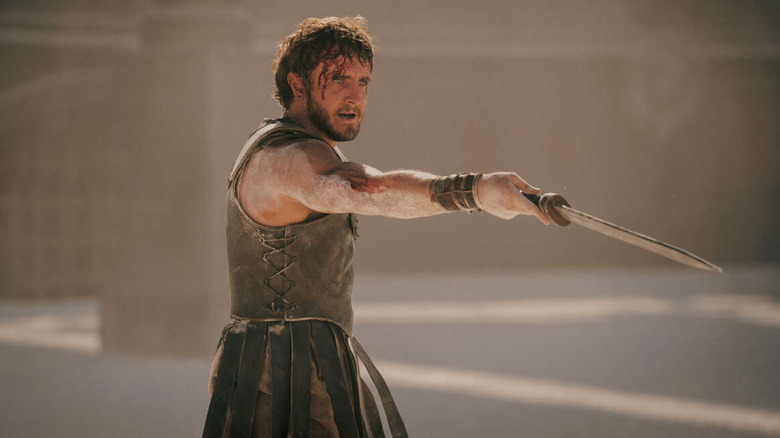 Paul Mescal ca Lucius care își îndreaptă sabia spre cineva din Colosseum din Gladiatorul 2