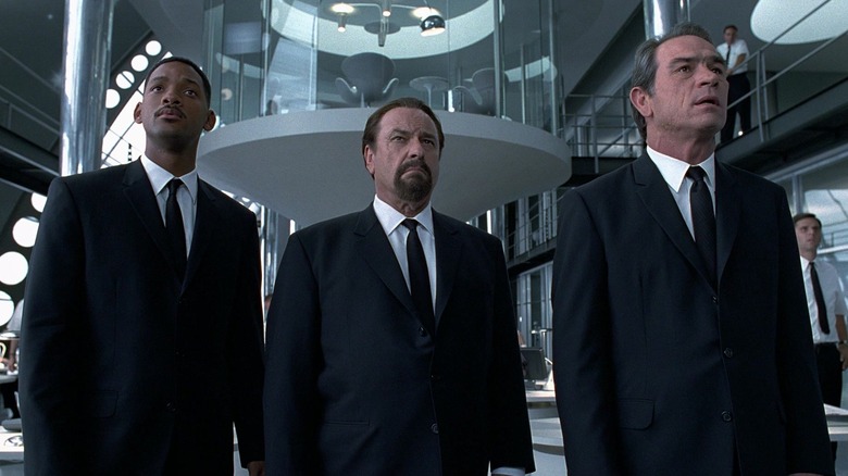 Will Smith ca J, Rip Torn ca Zed și Tommy Lee Jones ca K arătând îngrijorat în Men in Black