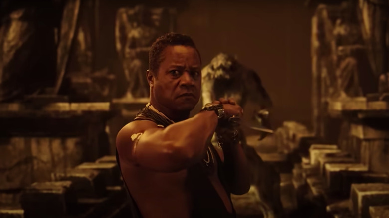 Cuba Gooding Jr. ca Balthazar mânuind o sabie în Angels Fallen: Warriors of Peace