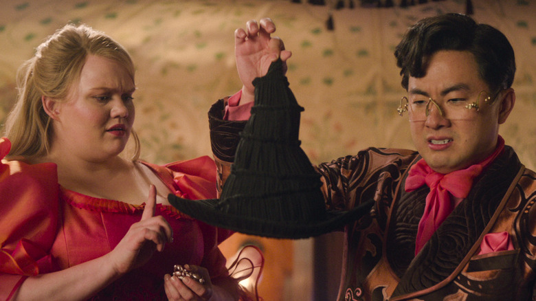 Shenshen și Pfannee se uită dezgustați la pălăria neagră de vrăjitoare a lui Elphaba din Wicked