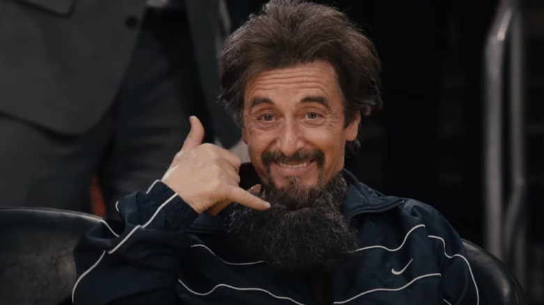 Al Pacino, cu o barbă falsă în jurul gâtului, zâmbind și dând 