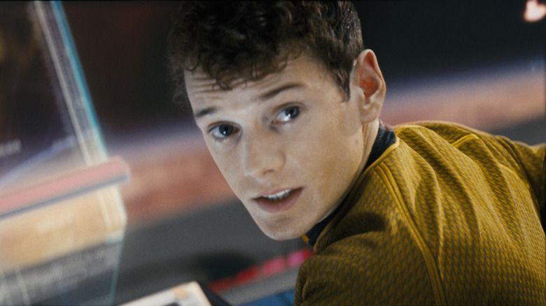 Anton Yelchin ca Cekov pe podul Enterprise în Star Trek (2009)