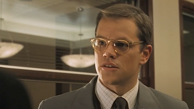 Matt Damon în rolul lui Linus purtând o deghizare în Ocean's Eleven