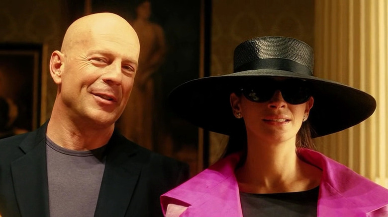 Julia Roberts ca Tess și Bruce Willis ca el însuși pozând împreună în Ocean's Twelve