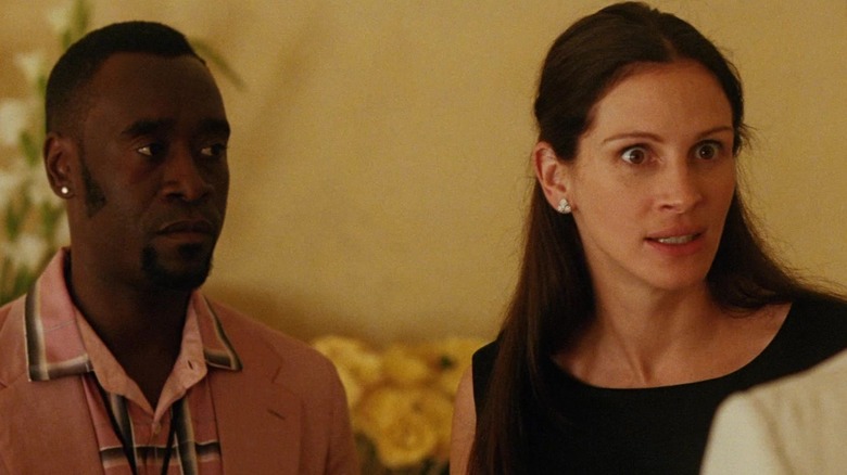 Don Cheadle ca Basher și Julia Roberts ca Tess într-un moment tensionat din Ocean's Twelve