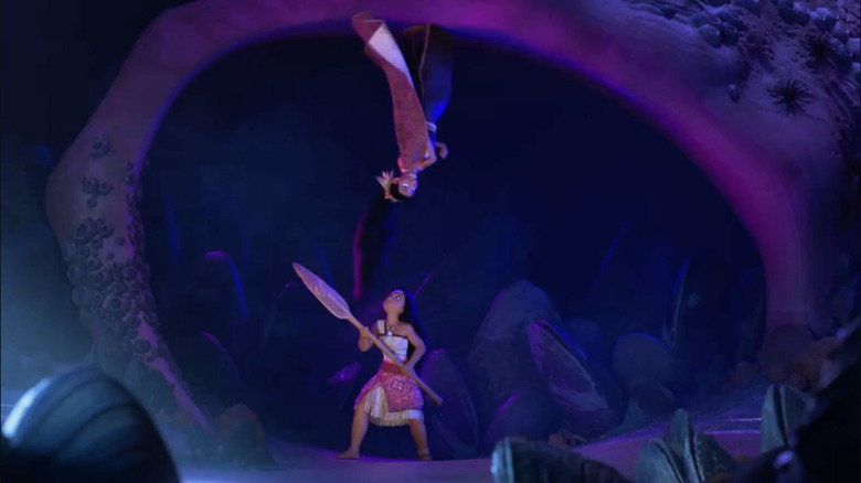Moana uitându-se la Matangi în interiorul peșterii misterioase de scoici din Moana 2