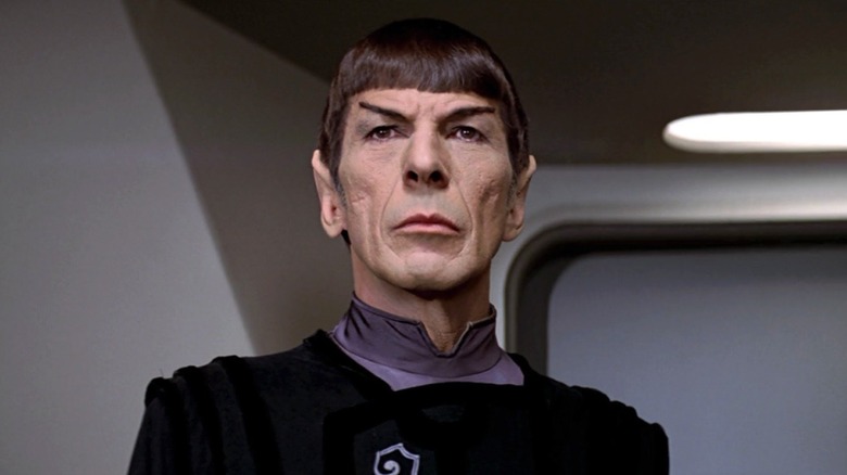 Leonard Nimoy în rolul lui Spock privind cu severitate în Star Trek: The Motion Picture