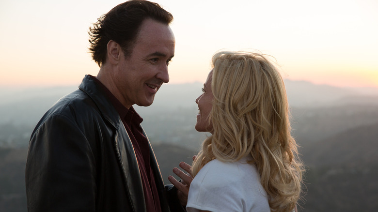 John Cusack în rolul lui Brian Wilson îi zâmbește lui Elizabeth Banks în rolul Melinda Ledbetter în Love & Mercy