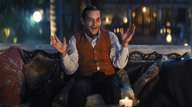 Tobey Maguire ca Contele care zâmbește în Babilon