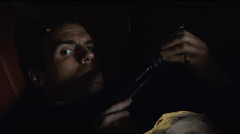 Napoleon Solo atașează un amortizor la un pistol în The Man from UNCLE