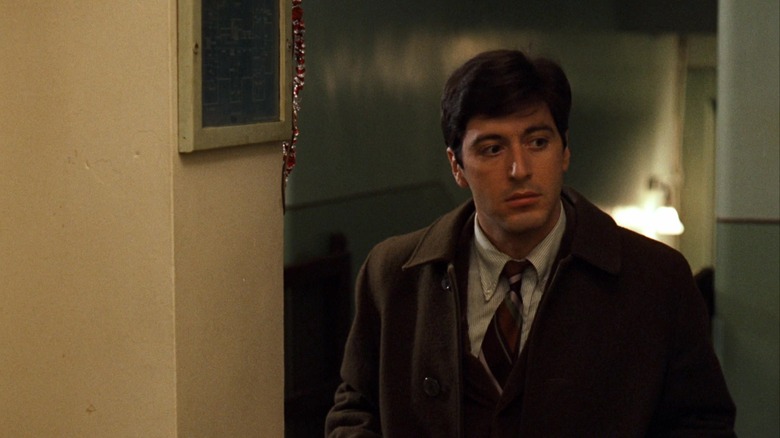 Al Pacino în rolul lui Michael Corleone stând pe coridorul unui spital în The Godfather