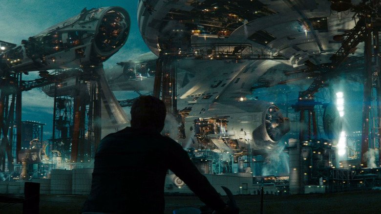 Un tânăr James Kirk, urmărind USS Enterprise în construcție în Star Trek