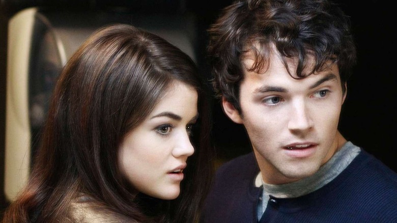 Ian Harding în rolul Ezra Fitz și Lucy Hale în rolul Aria Montgomery împărtășesc un secret în Pretty Little Liars
