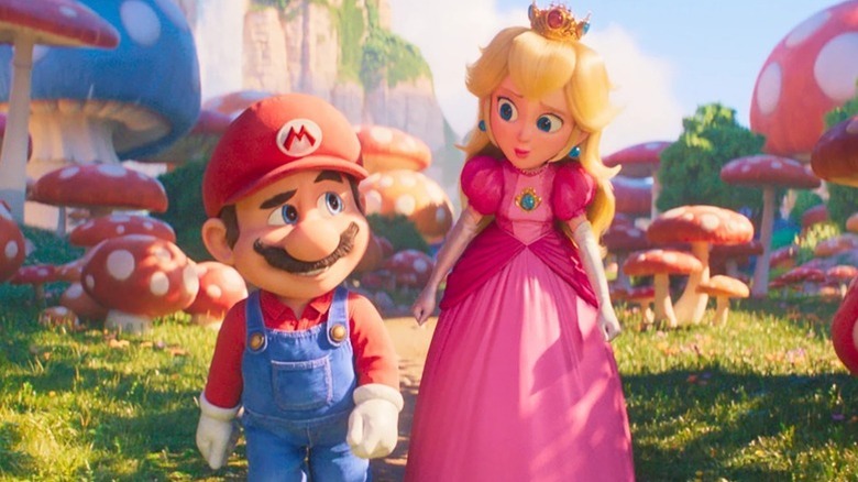 Mario se uită sceptic la Peach, care se uită la el în filmul Super Mario Bros