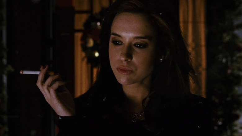 Lacey Chabert ca Dana are o țigară în Black Christmas