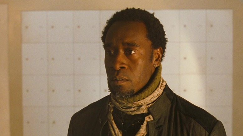 Basherul lui Don Cheadle stând într-un seif al unei bănci în Ocean's Eleven