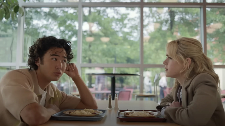 Jamie din Kiernan Shipka stă peste o masă de cantină de la Ben in Sweethearts al lui Nico Hiraga