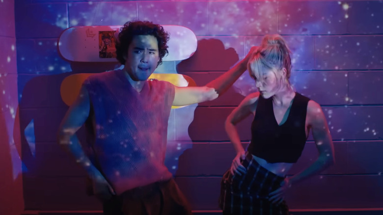 Jamie din Kiernan Shipka și Ben al lui Nico Hiraga dansează unul lângă altul în Sweethearts