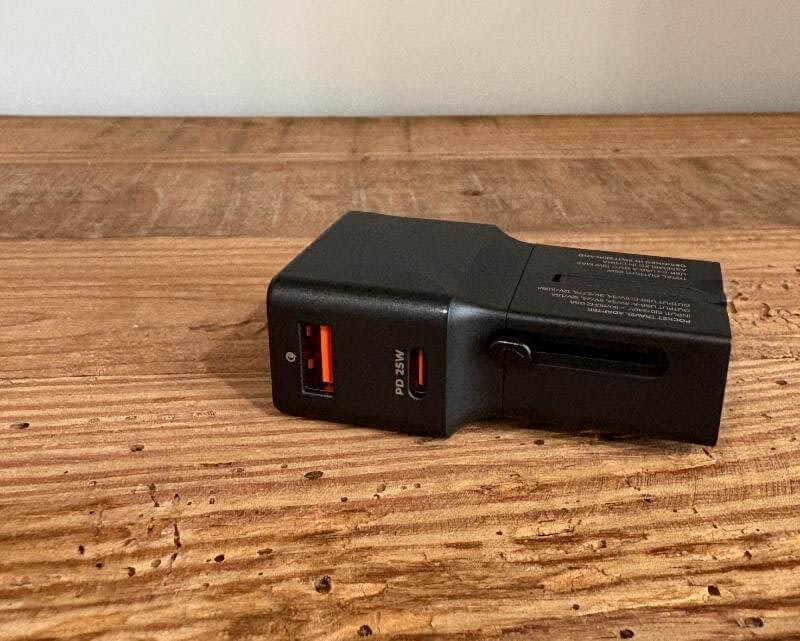 Recenzie încărcător de călătorie arolling Square7 Recenzie încărcător de călătorie Rolling Square: Soluție compactă pentru călătorii globali