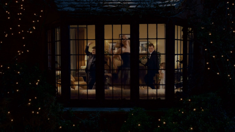 Miles Dumont al lui Jack Black, Amanda Woods al lui Cameron Diaz și Graham Simpkins al lui Jude Law pot fi văzuți printr-o fereastră dansând într-o cameră de zi caldă în The Holiday.