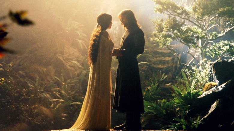 Aragorn și Arwen se țin de mână într-o grădină din The Fellowship of the Ring