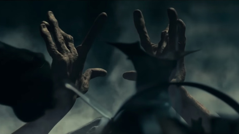 Mâinile lui Gollum zvârcolindu-se în agonie în Frația inelului