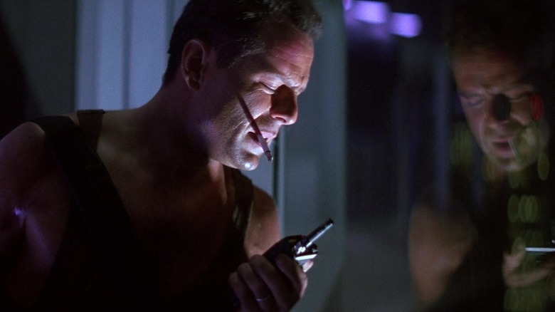 Bruce Willis în rolul lui John McClain vorbind pe un walkie-talkie în Die Hard