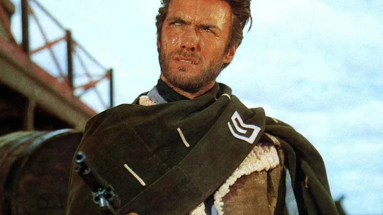 Clint Eastwood în rolul Omul fără nume care arată morocănos în A Fistful of Dollars