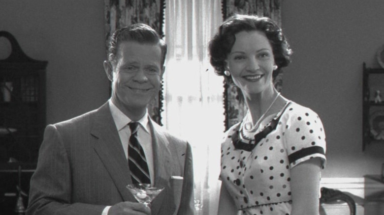 William H. Macy ca George Parker și Joan Allen ca Betty Parker în alb-negru, costumat din anii 1950 în Pleasantville