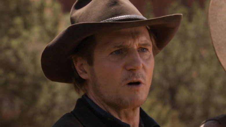 Liam Neeson în rolul lui Clinch Leatherwood arătând furios în A Million Ways to Die in the West