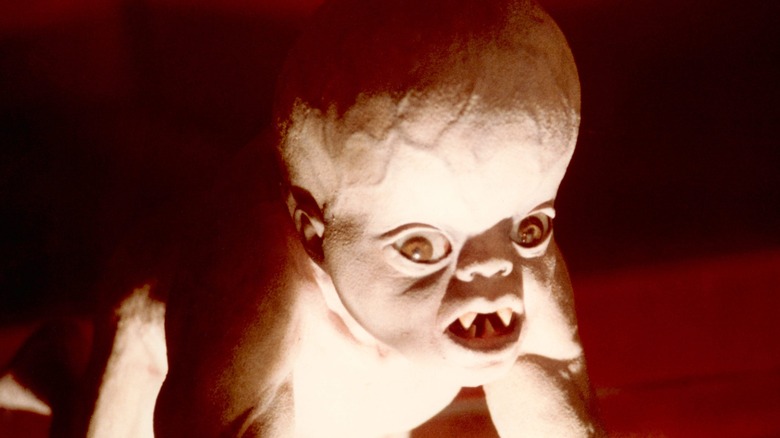 Un copil mutant care își arată colții în It's Alive