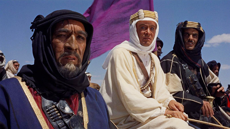 Anthony Quinn ca Auda Abu Tayi, Peter O'Toole ca TE Lawrence și Omar Sharif ca Sherif Ali ibn el Kharish călătorește în deșertul din Lawrence al Arabiei