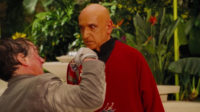 Hood de la Thunderbirds, având ochi roșii și amenință o victimă