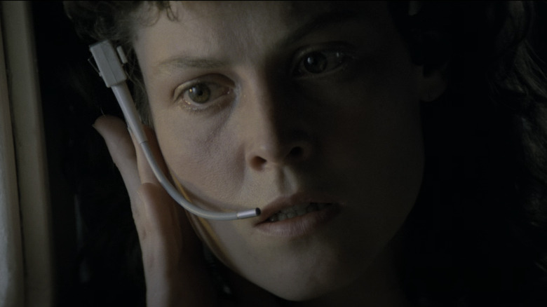 Ellen Ripley de la Sigourney Weaver pare îngrijorată în timp ce își ascultă căștile în Aliens