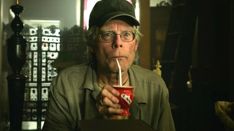 Negustorul lui Stephen King sorbind o băutură în capitolul doi