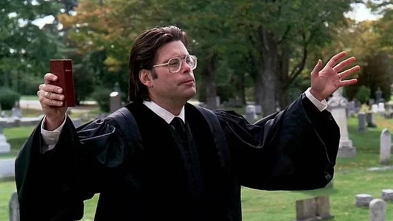 Tatăl lui Stephen King, Callahan, ține o Biblie în Pet Sematary