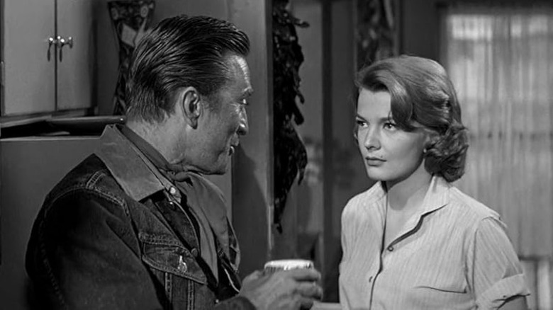 Jack Burns din Lonely Are the Brave, vorbind cu Jerri Bondi