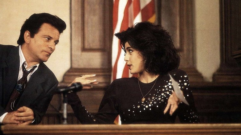 Lisa la tribună cu Vinny interogând-o în My Cousin Vinny