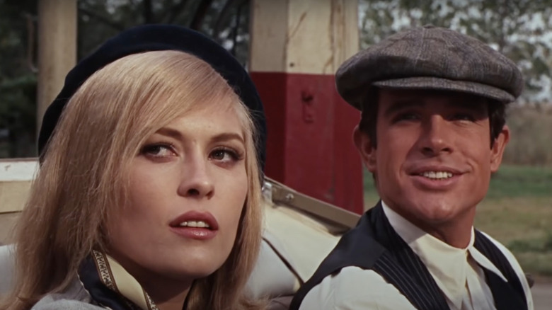 Faye Dunaway și Warren Beatty s-au oprit în mașina lor în Bonnie și Clyde