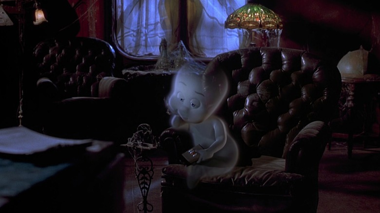 Casper, trist pe un scaun mare, se uita la televizor.