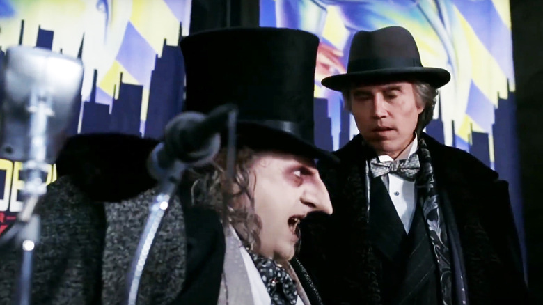 Penguinul lui Danny DeVito vorbește cu Max Shreck al lui Christopher Walken pe scenă în Batman Returns