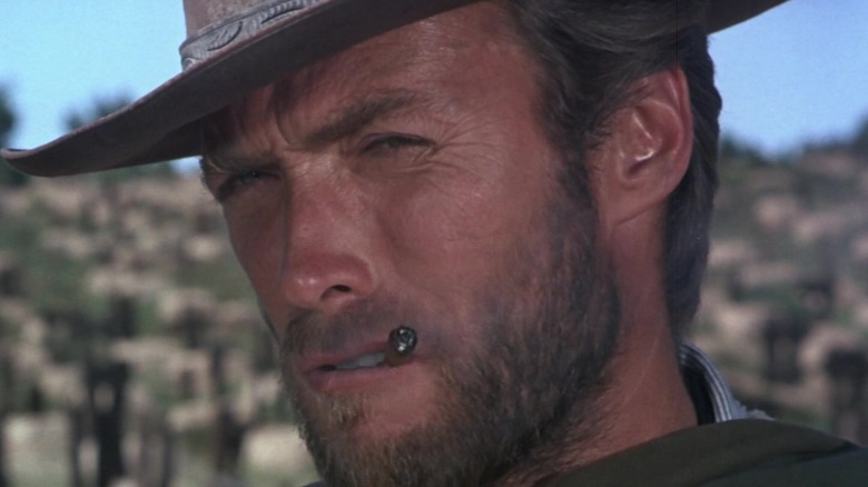 Omul fără nume al lui Clint Eastwood stârnește ochii cu o țigară în gură în The Good, the Bad and the Ugly