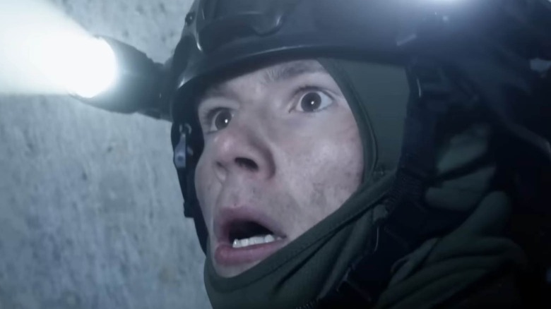 Un soldat care pare speriat în 28 de ani mai târziu